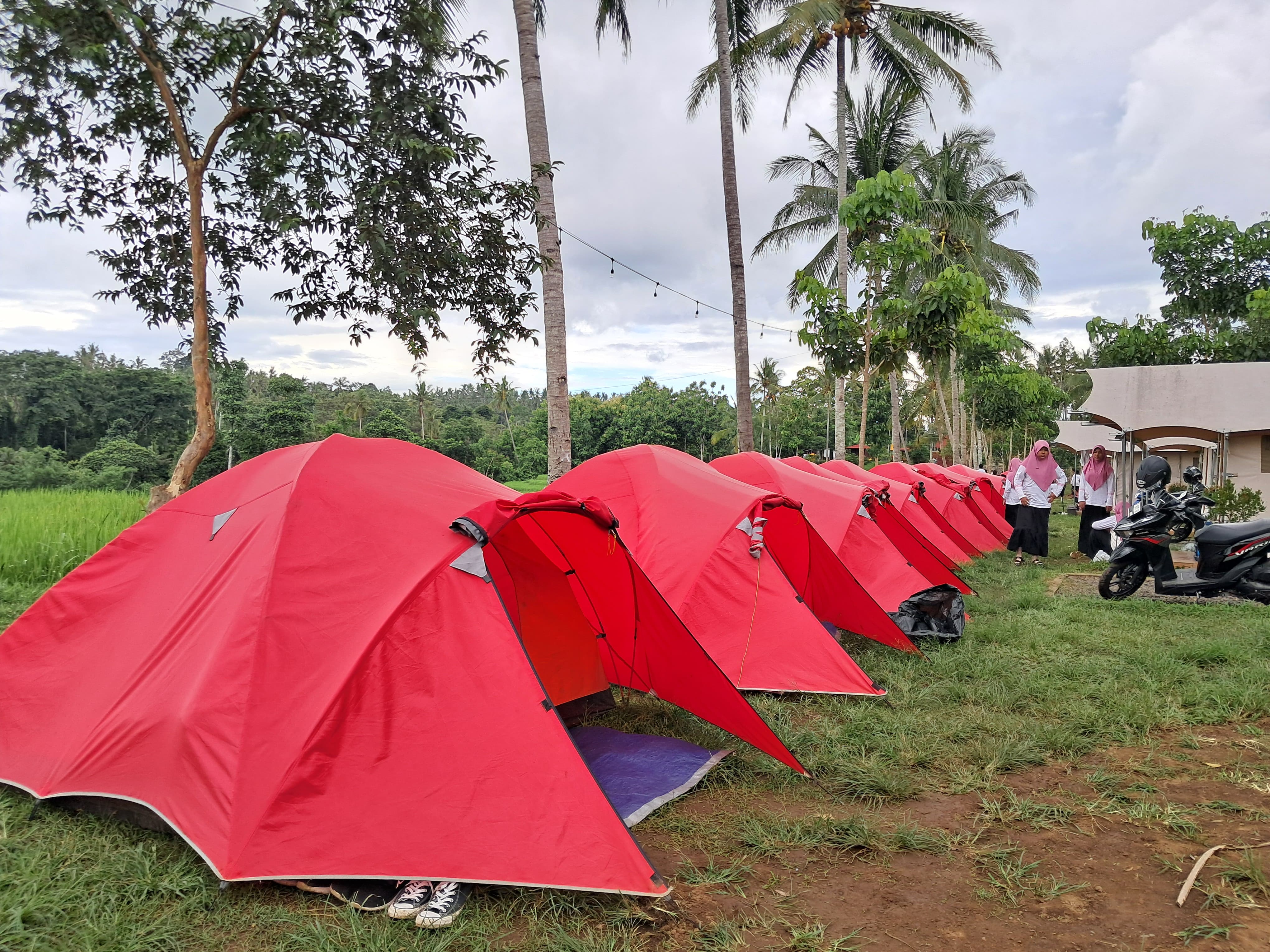 Aktivititas glamping di Pascamp Park Banyuwangi, Desa Paspan, Kecamatan Glagah.