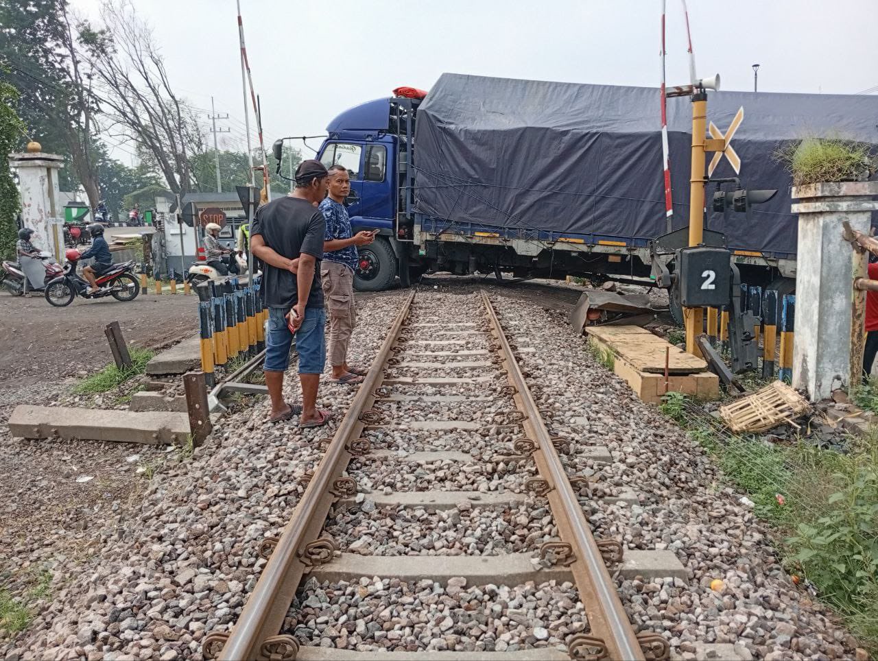 Truk patah as tersangkut di perlintasan JPL 33 Kecamatan Waru, Sidoarjo, Jumat (24/1).