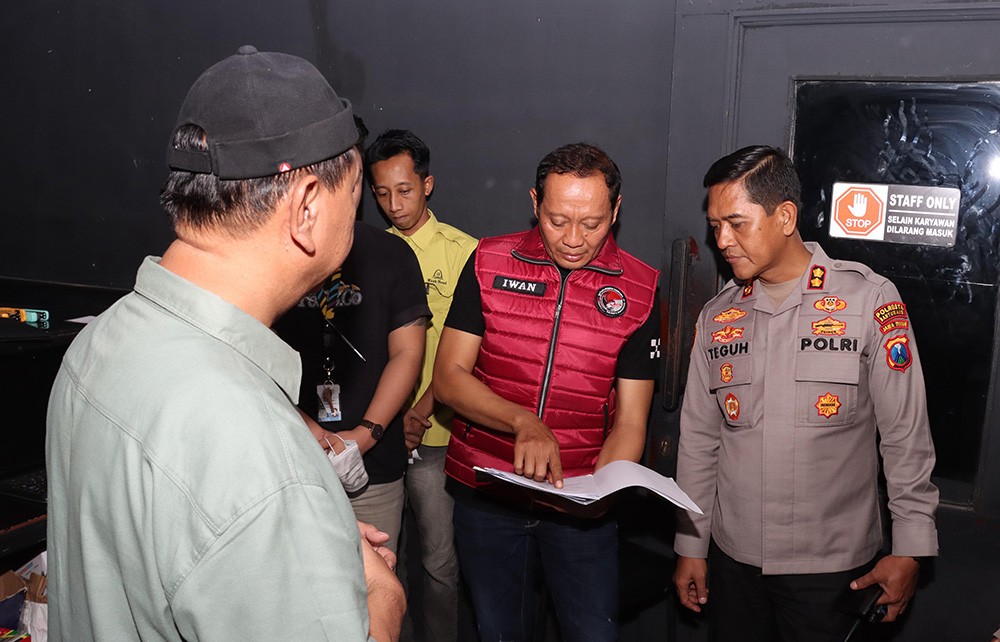 Wakapolresta Banyuwangi AKBP Teguh  Priyo Wasono bersama tim gabungan memeriksa izin penjualan miras di salah satu tempat hiburan malam di Banyuwangi, Selasa (21/1).