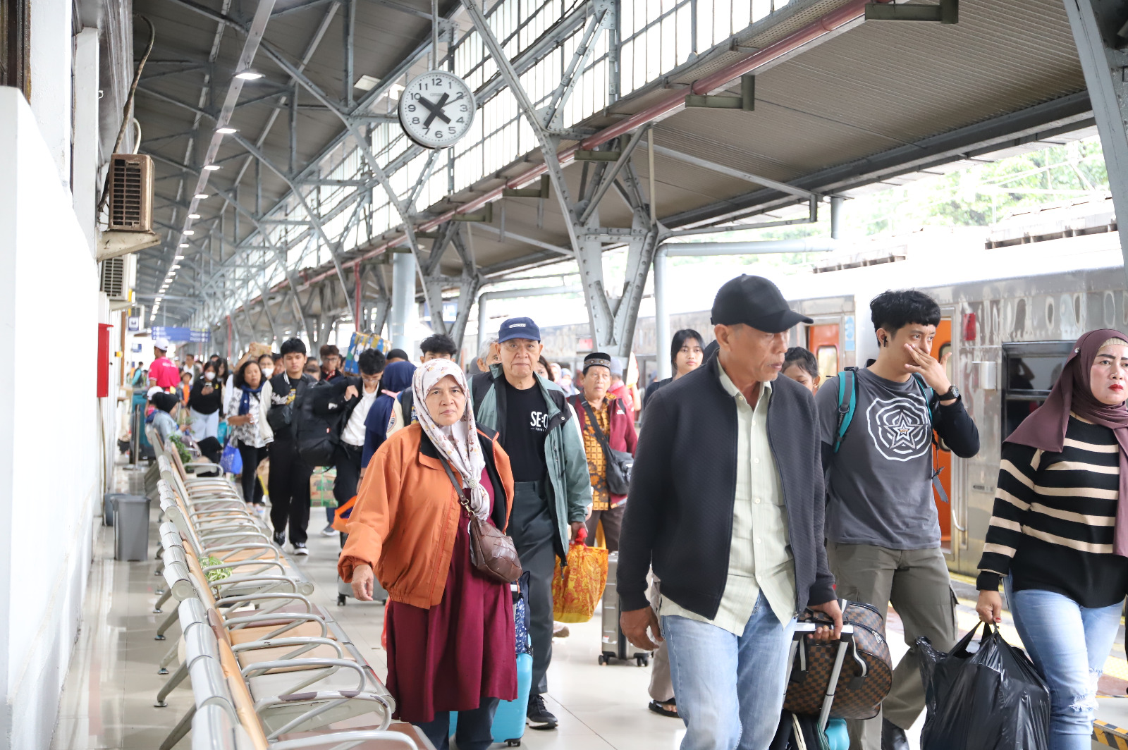 Penumpang kereta api meningkat jelang libur panjang Isra Miraj dan Tahun Baru Imlek.