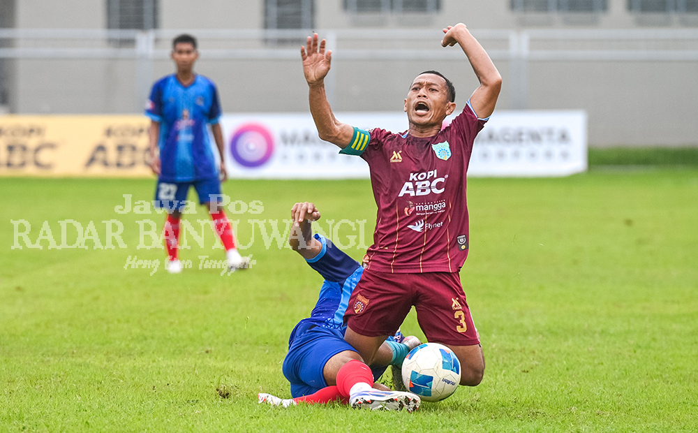 TENSI TINGGI: Kapten Persewangi Anis Mujiono ditekel keras oleh pemain Persebo 1964 dalam laga pemungkas Grup AA di Stadion Diponegoro, Jumat sore (24/1).