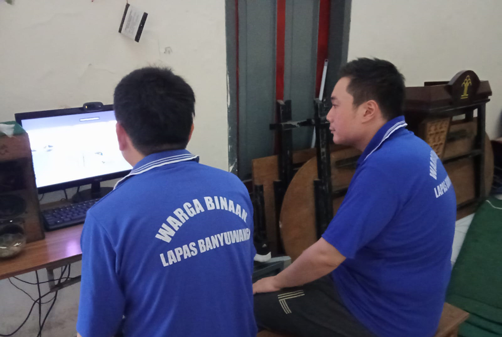 SIDANG ONLINE: Yohansen dan Erlim menjalani sidang secara daring dengan tetap berada di Lapas Kelas IIA Banyuwangi, Jumat (24/1).