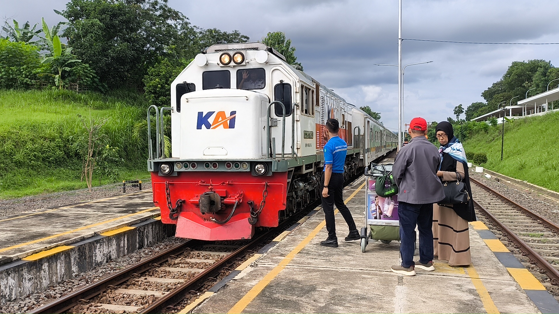 KA Blambangan Ekspres rute Ketapang-Pasar Senen memasuki Stasiun Banyuwangi Kota, Sabtu (25/1).