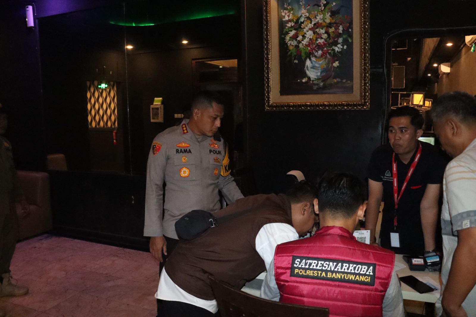 Kapolresta Banyuwangi Kombespol Rama Samtama Putra memimpin razia miras yang menyasar tempat karaoke di kota Banyuwangi, Sabtu malam  (25/1).