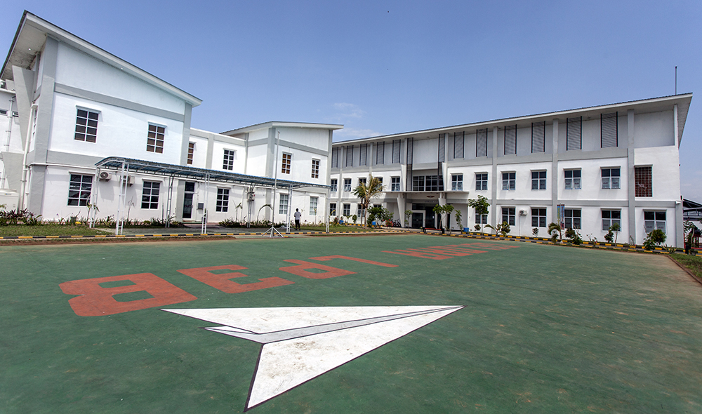 MEPET BANDARA: Gedung kampus Akademi Pilot Indonesia Banyuwangi.
