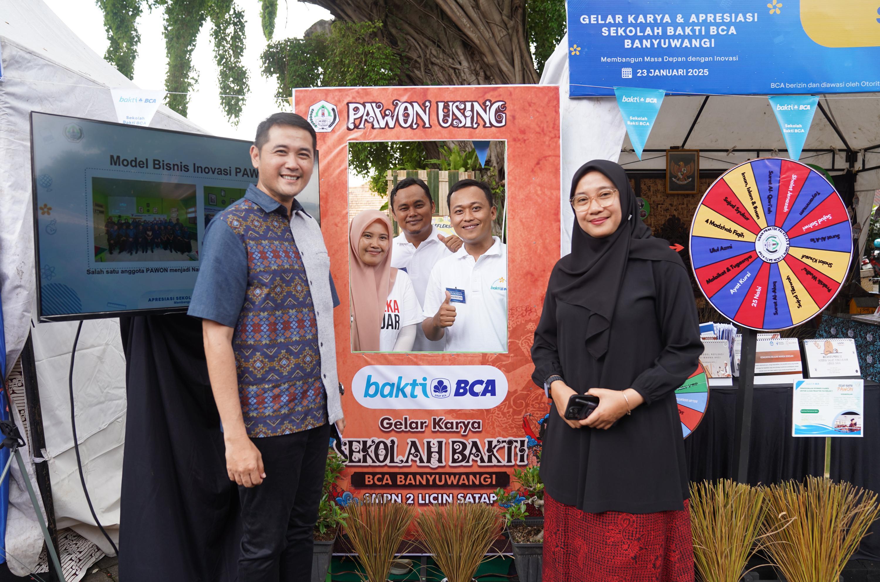 Vice President CSR BCA Krisbiakto C. Adi (kiri) bersama Bupati Kabupaten Banyuwangi Ipuk Fiestiandani Azwar Anas dalam acara Gelar Karya Sekolah Bakti BCA di Banyuwangi, Kamis (23/1).