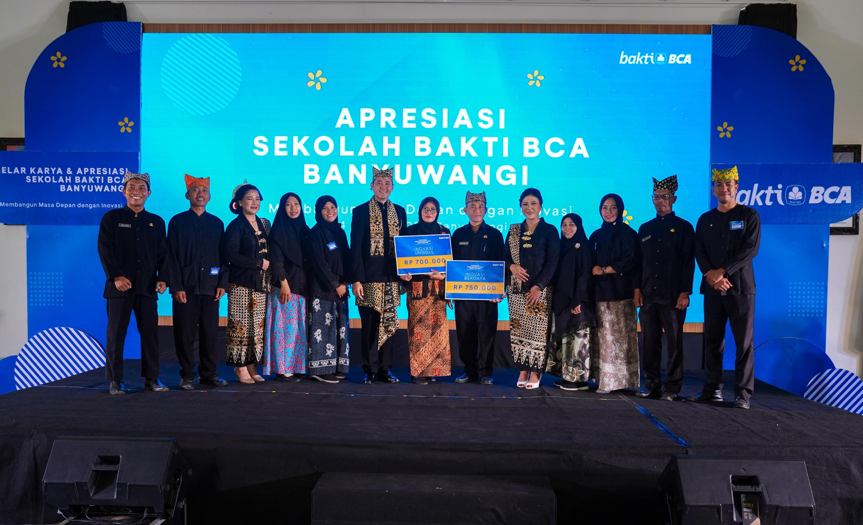 Vice President CSR BCA Krisbiakto C. Adi (keenam dari kiri) bersama peserta acara Apresiasi Sekolah Bakti BCA di Banyuwangi.