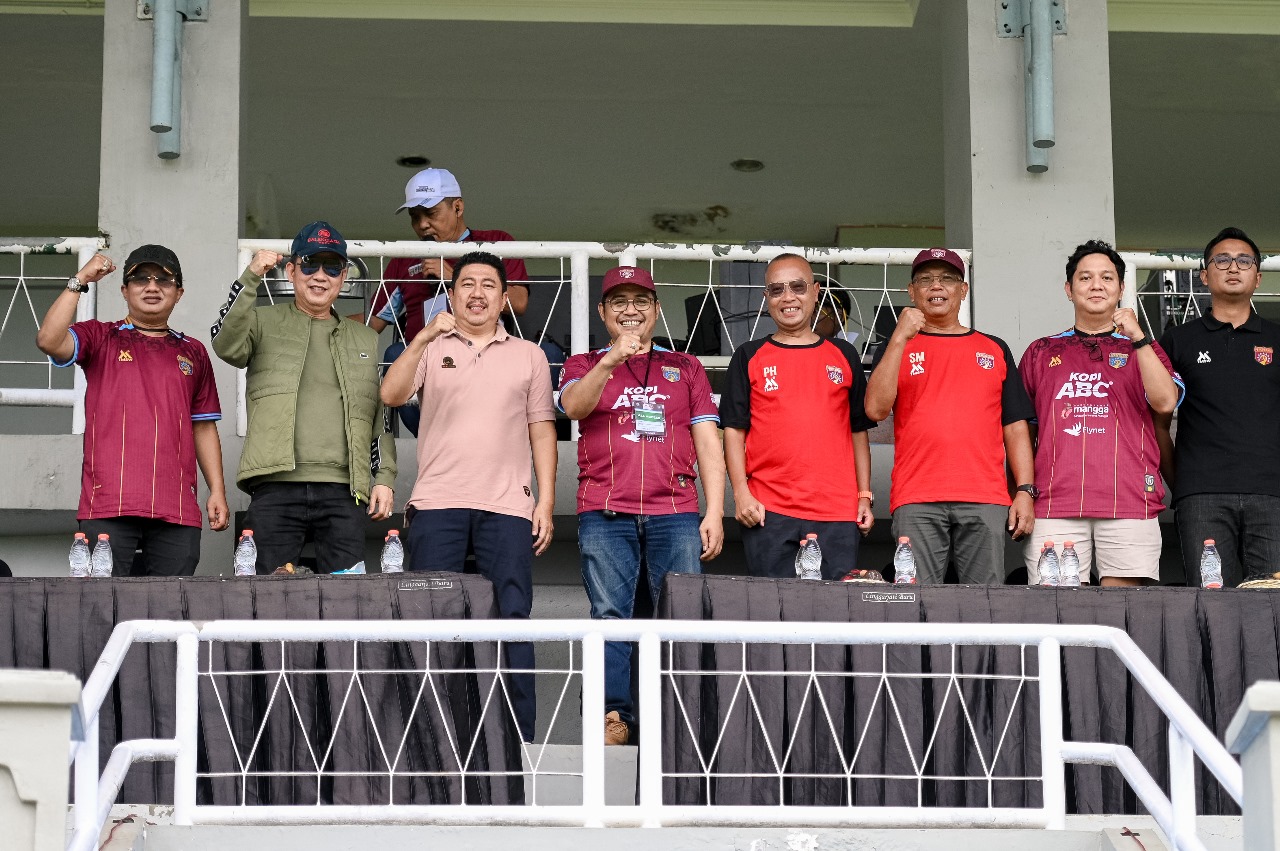 GILA BOLA: Michael Edy Hariyanto (dua dari kiri) bersama Presiden Persewangi Handoko (empat dari ikiri) saat menyaksikan pertandingan Liga 4 Jatim di Stadion Diponegoro.
