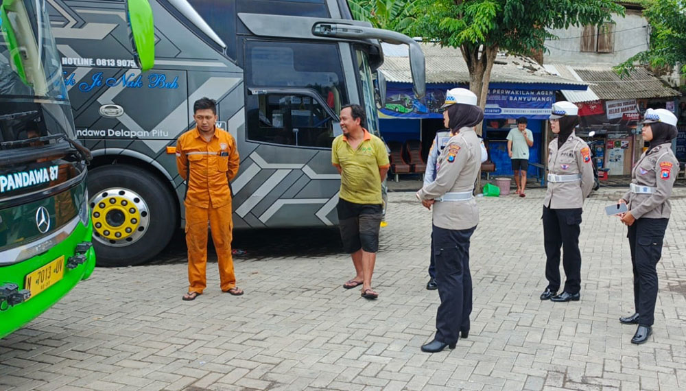 Kanit Kamsel Satlantas Polresta Banyuwangi Ipda Irvin bersama petugas Dishub memeriksa sejumlah bus di Terminal Brawijaya, Minggu (26/1).