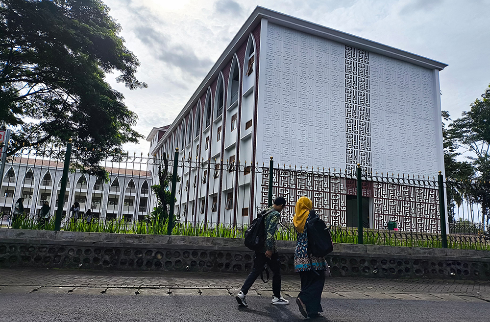 MODERN: Gedung kampus lima lantai Universitas Islam Cordoba di Karangdoro, Kecamatan Tegalsari, Banyuwangi.