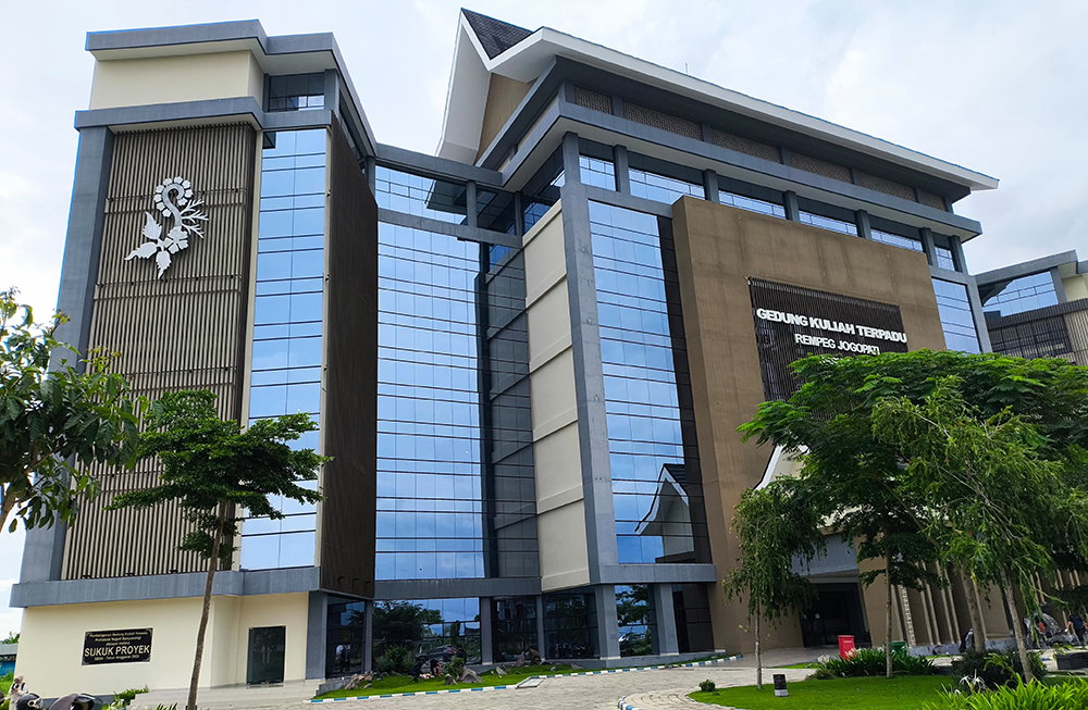 TINGGI: Gedung kuliah terpadu Politeknik Negeri Banyuwangi di Desa Labansem, Kecamatan Kabat.