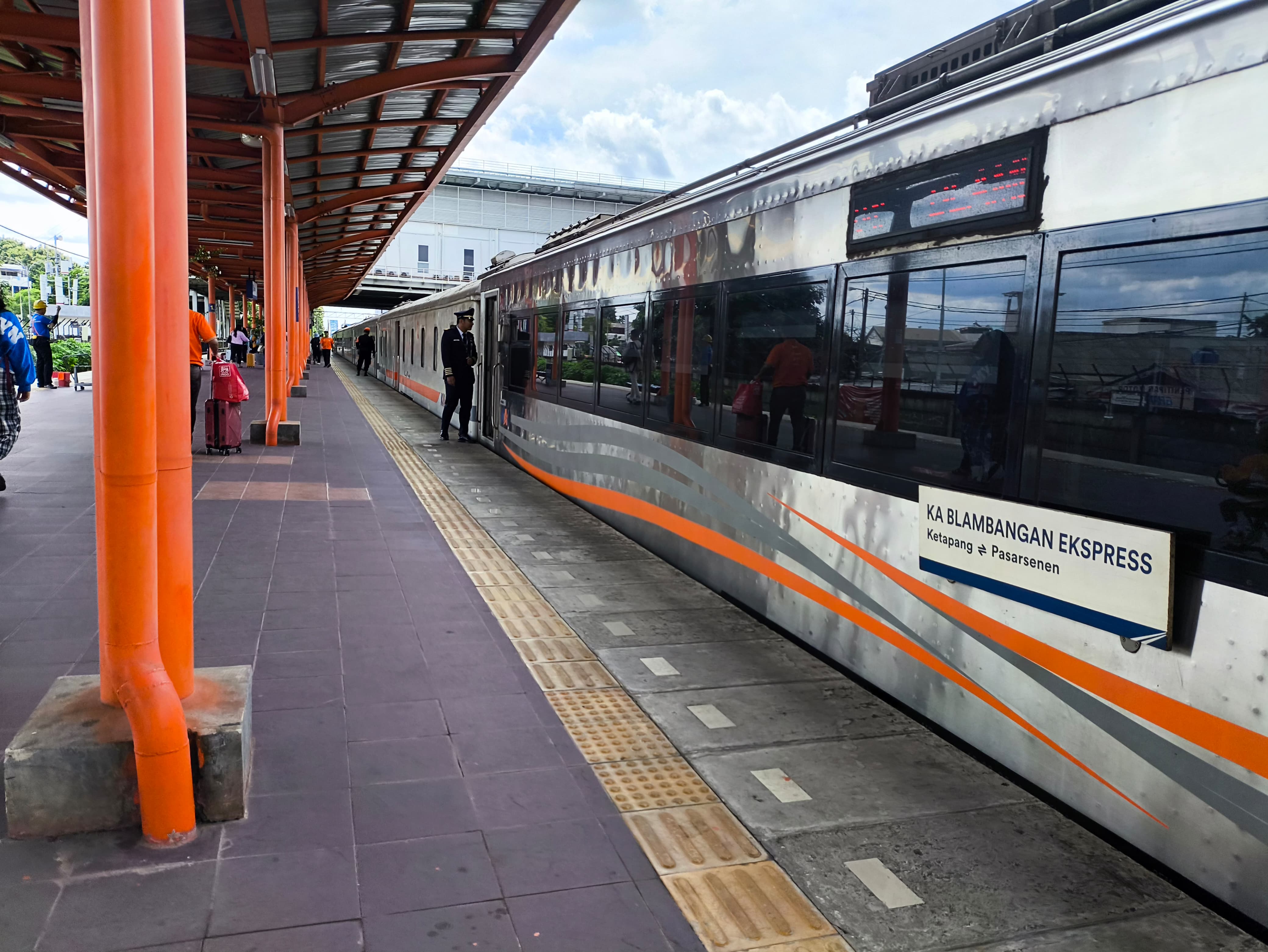 KA Blambangan Ekspres rute Ketapang-Pasar Senen pp mengalami keterlambatan kedatangan di Stasiun Bekasi, Jawa Barat, Minggu (26/1) imbas terputusnya jalur kereta api di Kabupaten Grobogan.