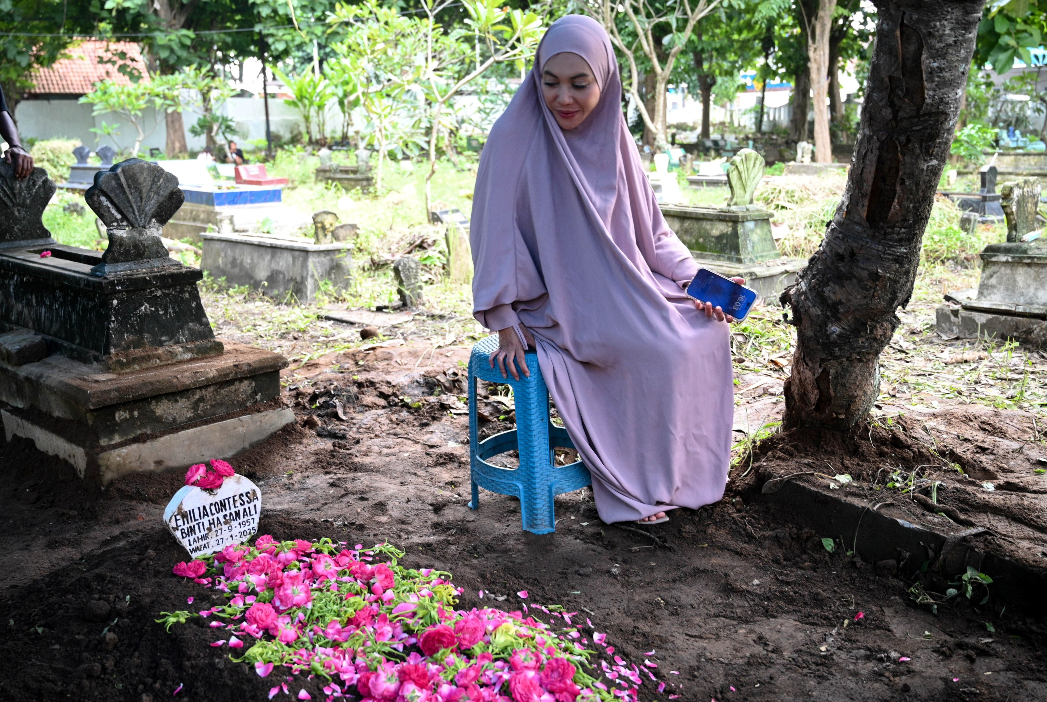 Denada usai mengantarkan ibundanya, Emilia Contessa ke tempat peristirahatan terakhir.