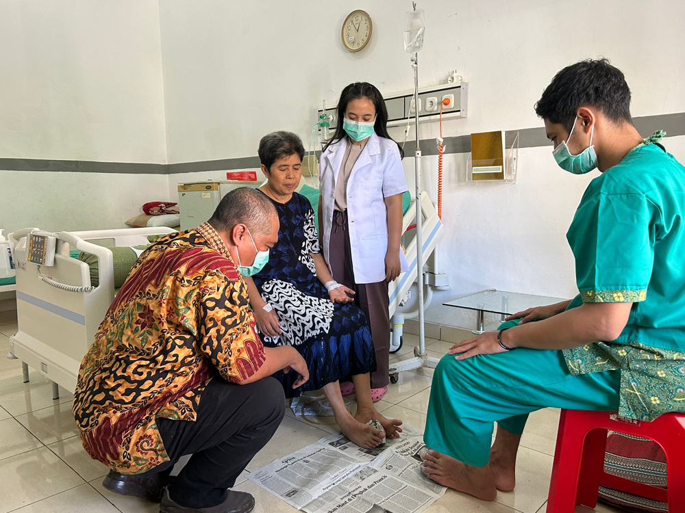 PELAYANAN: Petugas medis RSUD Genteng sedang memeriksa pasiennya di ruang pavilion.