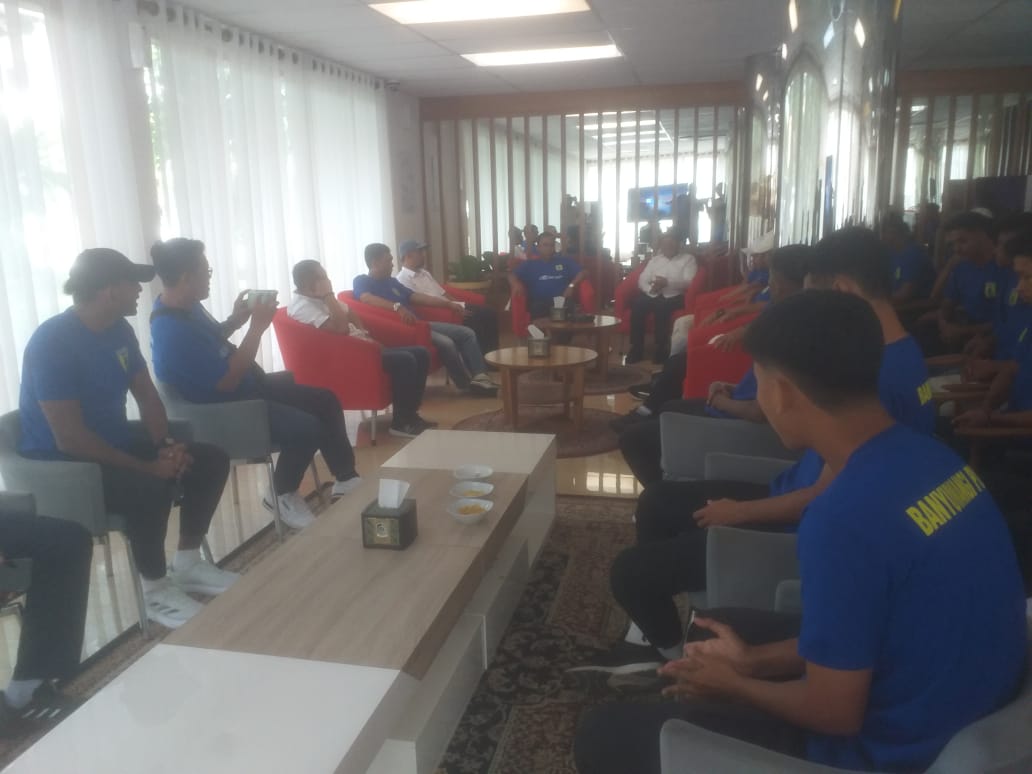 BERTOLAK KE KEDIRI: Skuad dan manajemen Banyuwangi Putra berangkat dari Lounge Pemkab Banyuwangi