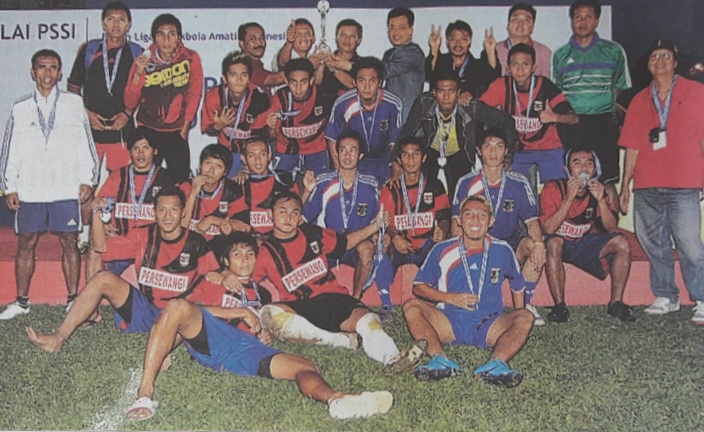 KENANGAN: Yusuf Efendi Anis Mujiono dan Decky Rolias menjadi figur sentral saat Persewangi menyabet runner up Divisi II 2009/2010 di Stadion Kuningan Jakarta