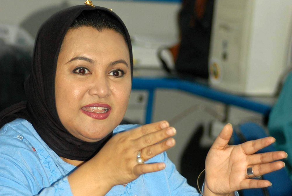 ASLI OSENG: Hj Emilia Contessa di kantor Radar Banyuwangi lama, Jl Yos Sudarso 89 C Banyuwangi