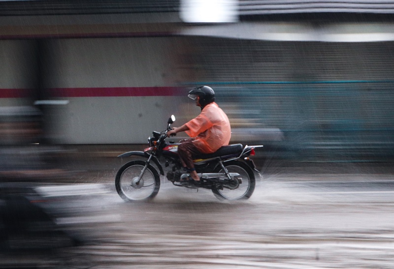 HUJAN LEBAT: Pemotor saat melintasi Jalan KH Hasanudin, Desa Genteng Wetan, Kecamatan Genteng kemarin (27/1).