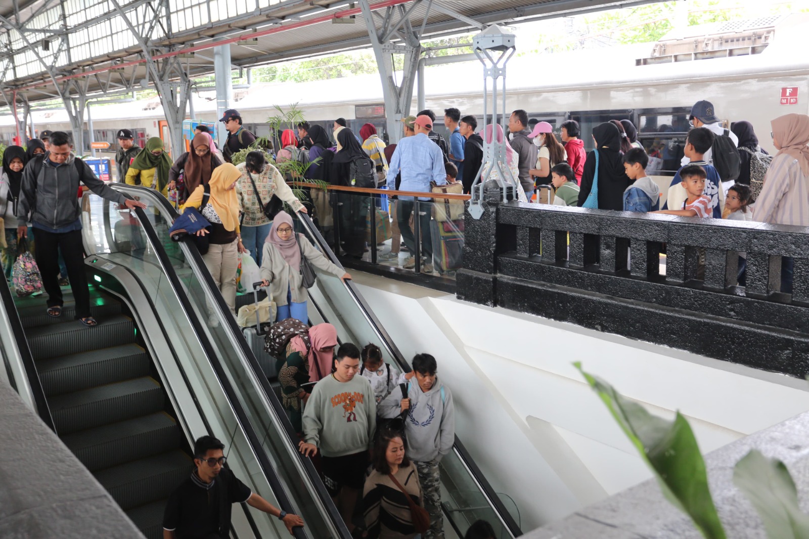 Okupansi penumpang kereta api pada Rabu (29/1) mencapai 113 persen.
