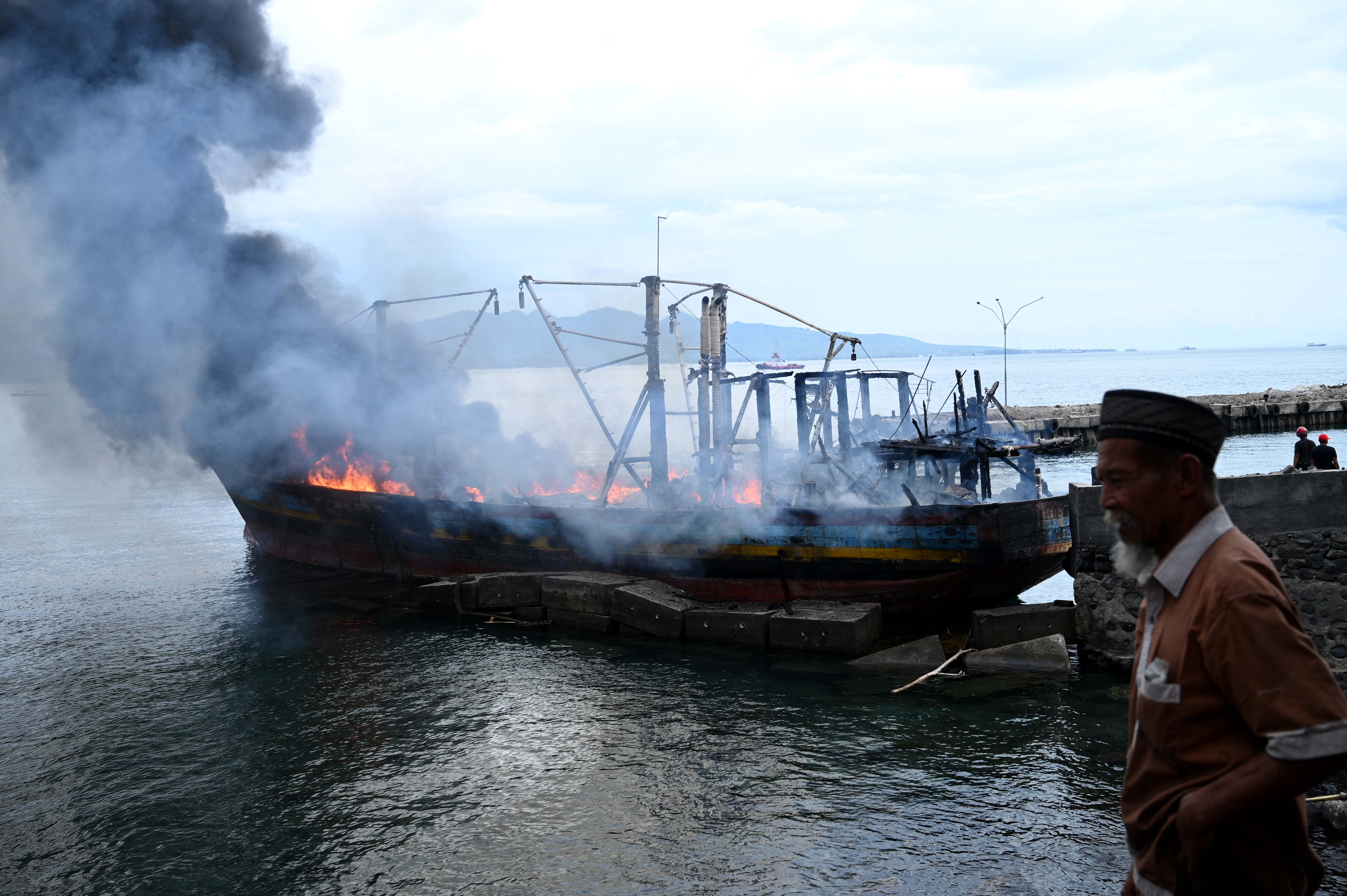 TAK BISA DISELAMATKAN: Insiden dua kapal terbakar, yaitu KM Dinda Jaya dan KM Bahtera, di Dermaga Pelabuhan Masami, Kalipuro, Banyuwangi menimbulkan kerugian material sangat besar.