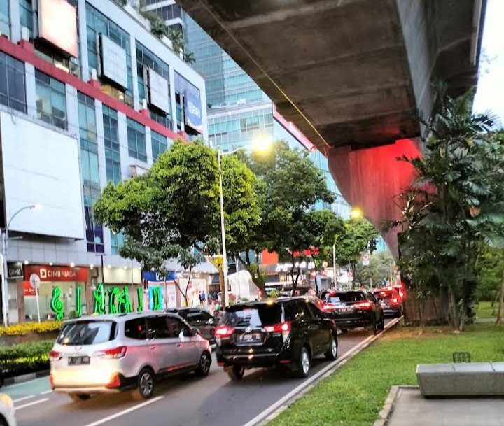 KAWASAN ELIT: Jalan Satrio merupakan ruas jalan penghubung perekonomian di DKI Jakarta