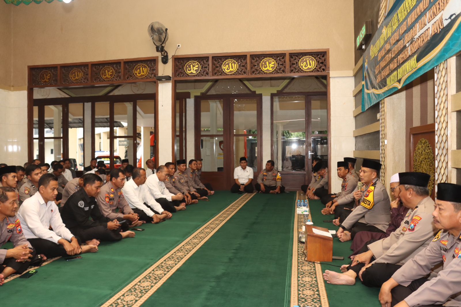 Jajaran Polresta Banyuwangi memperingati Isra Mikraj Nabi Muhammad SAW, Kamis (30/01/2025).