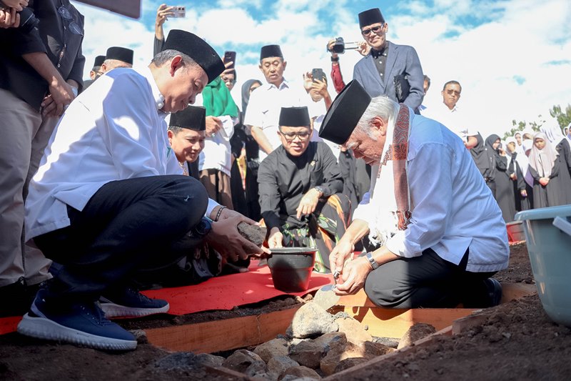 GROUNDBREAKING: Menteri PUPR HM Basuki Hadimoeljono meletakkan batu pertama pembangunan rumah susun didampingi Menteri PAN RB Abdullah Azwar Anas, ketua Yayasan Mabadiul Ihsan H Sukron Makmun Hidayat.