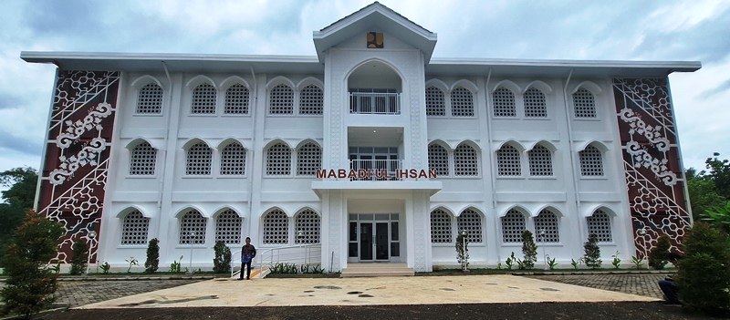 MEGAH: Gedung dengan tiga lantai yang mampu menampung 126 santri di Pondok Pesantren DAI Karangdoro, Kecamatan Tegalsari, Banyuwangi Rabu (29/1)