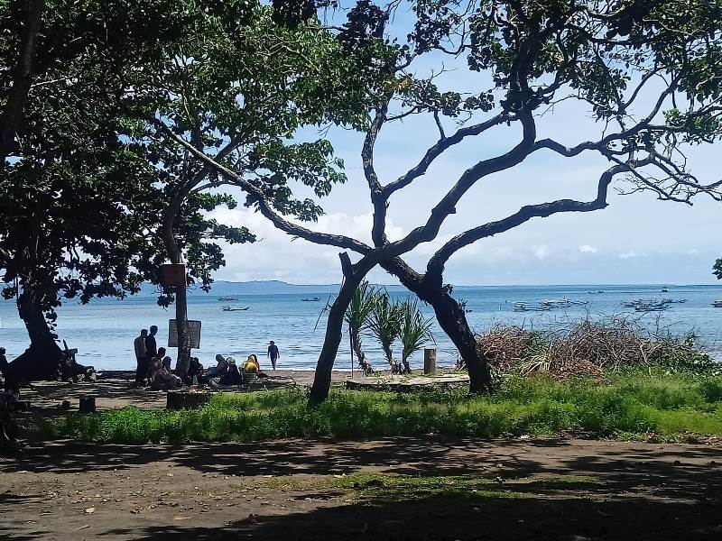BERSANTAI: Meski sepi, tetap ada beberapa pengunjung di Pantai Grajagan saat hari libur untuk meikmati keindahan alam Rabu (29/1).