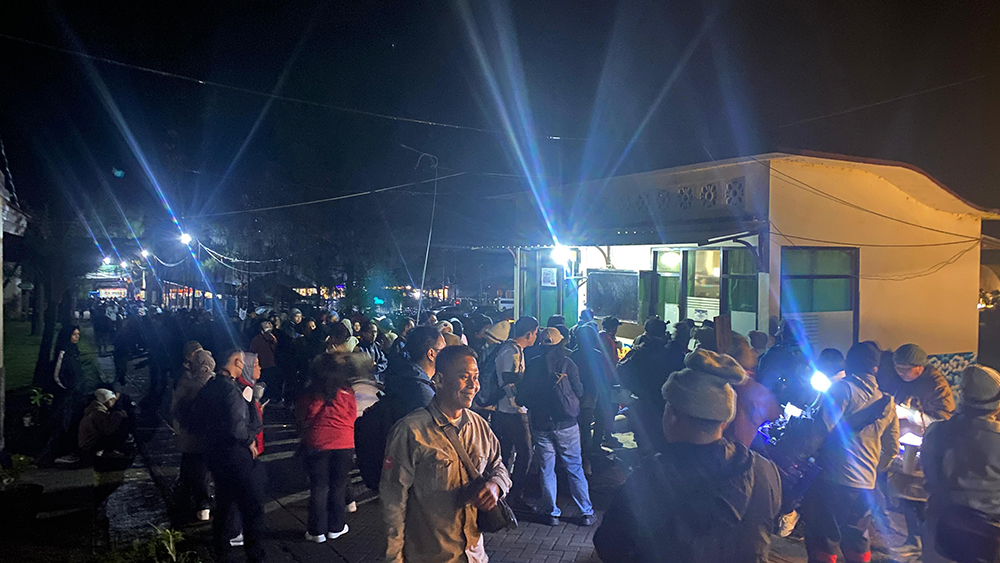MEMBELUDAK: Sejumlah wisatawan dari berbagai daerah antre masuk ke TWA Ijen Banyuwangi, Selasa (28/1).