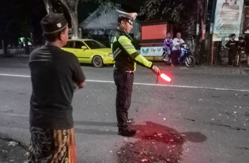 TKP: Anggota Unit Lantas Polsek Rogojampi olah TKP di jalan raya Desa Alas Malang, Kecamatan Singojuruh pada Senin (27/1) malam.