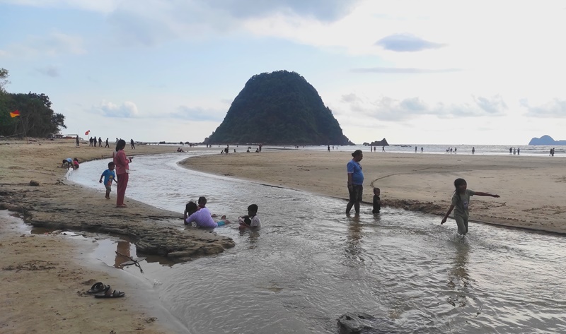 FAVORIT: Para pengunjung menikmati keindahan Pantai Pulau Merah di Dusun Pancer, Desa Sumberagung, Kecamatan Pesanggaran dalam liburan Isra Miraj dan Imlek Rabu (29/1).