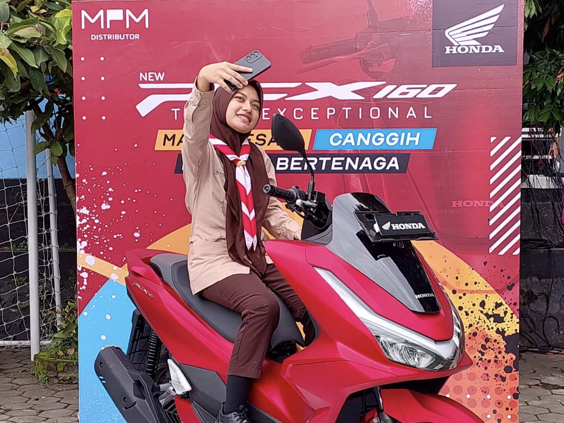 MPM Honda Jatim mengadakan program edukatif bagi generasi muda melalui PCX160 Gen-Z School Movement.