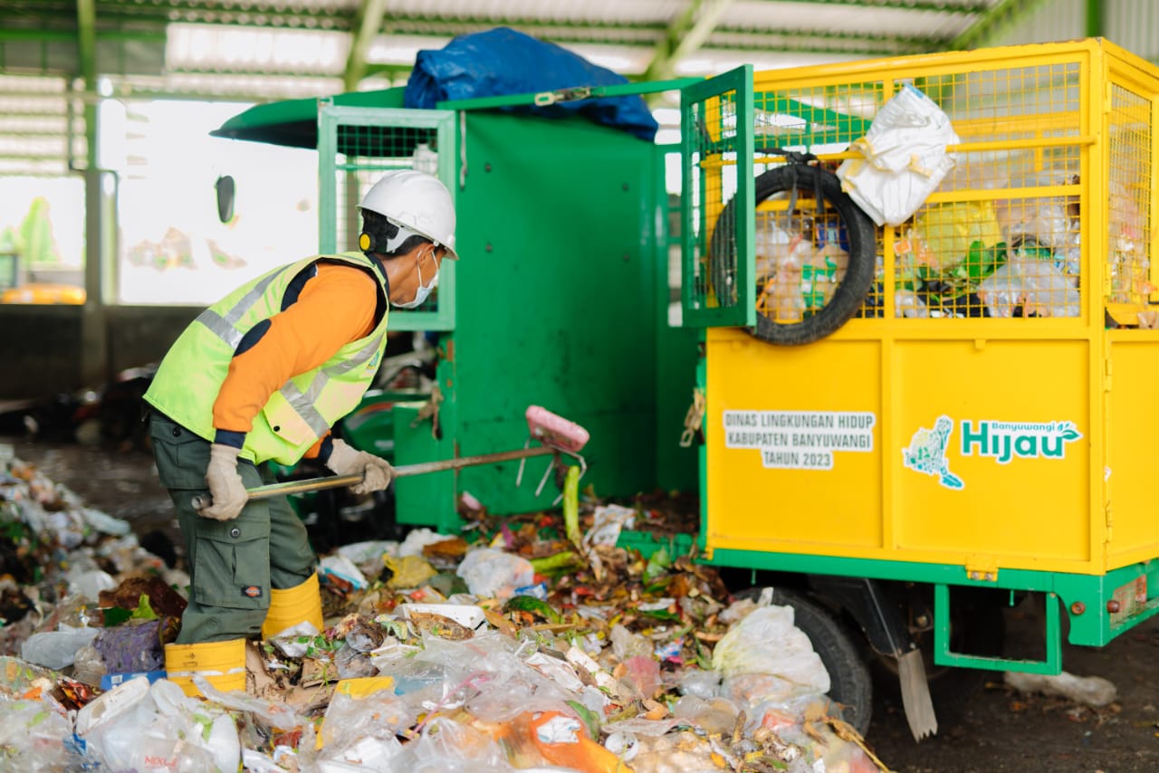 BANYUWANGI HIJAU: Petugas melakukan penyortiran sampah di TPS Balak beberapa hari lalu.