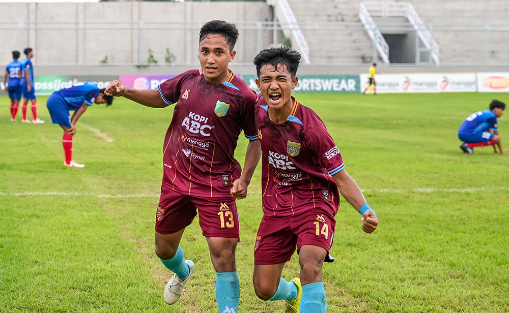 TAMPIL GEMILANG: Lini depan Persewangi Lutfi (kiri) dan lini tengah Dheo siap diturunkan dalam laga melawan Persenga Nganjuk di Stadion Diponegoro sore ini.