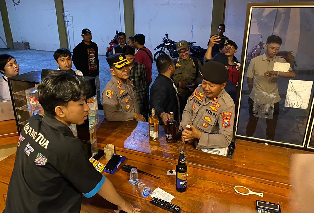 Kasat Samapta AKP Basori Alwi menunjukkan miras sitaan di salah satu tempat karaoke pada Rabu malam (29/1).