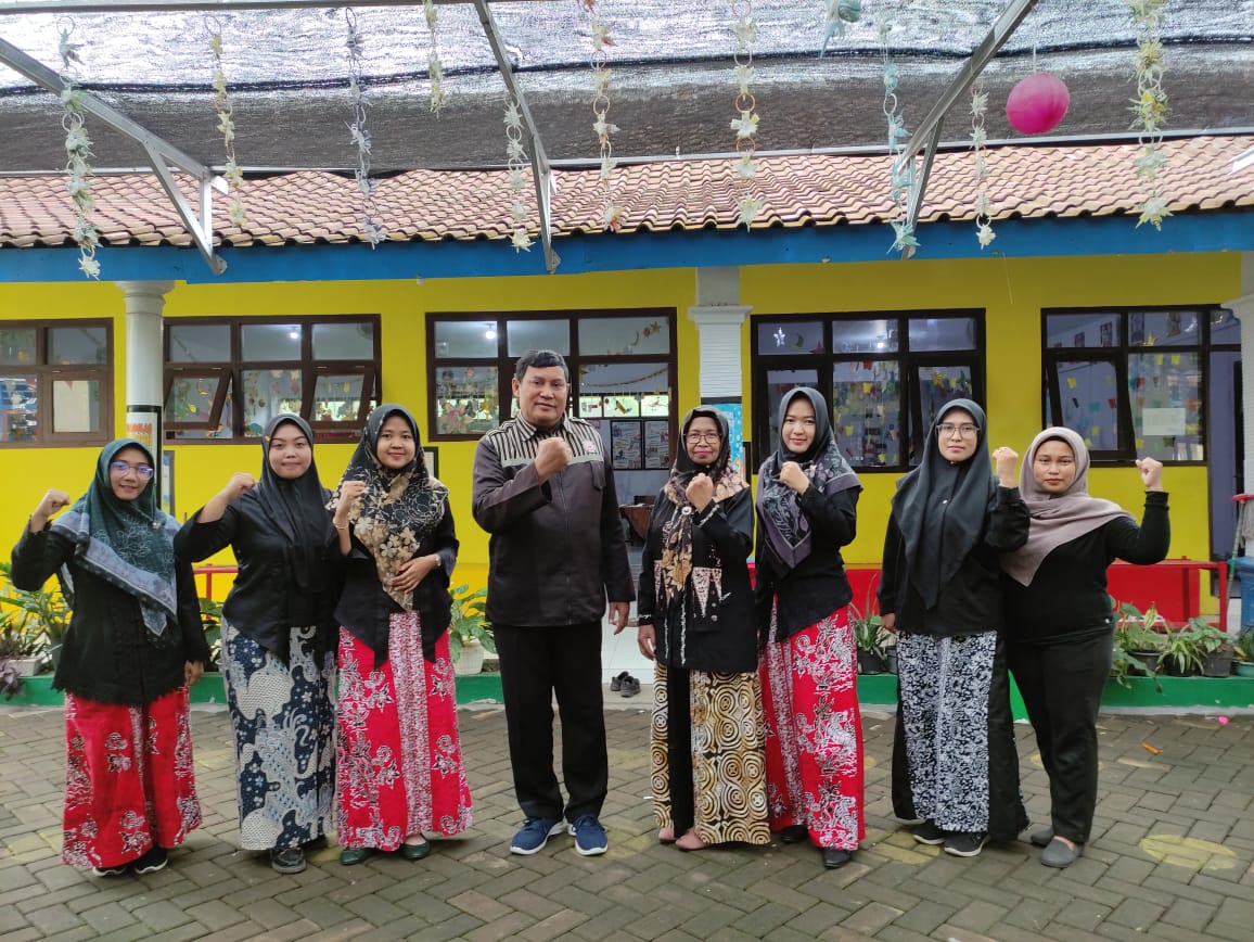 PALING UTARA : Tri Puji Lestari (Tengah) bersama para tenaga pendidik TK Tunas Kencana Sumberkencono Wongsorejo siap membimbing siswanya saat lomba Kolase Koran