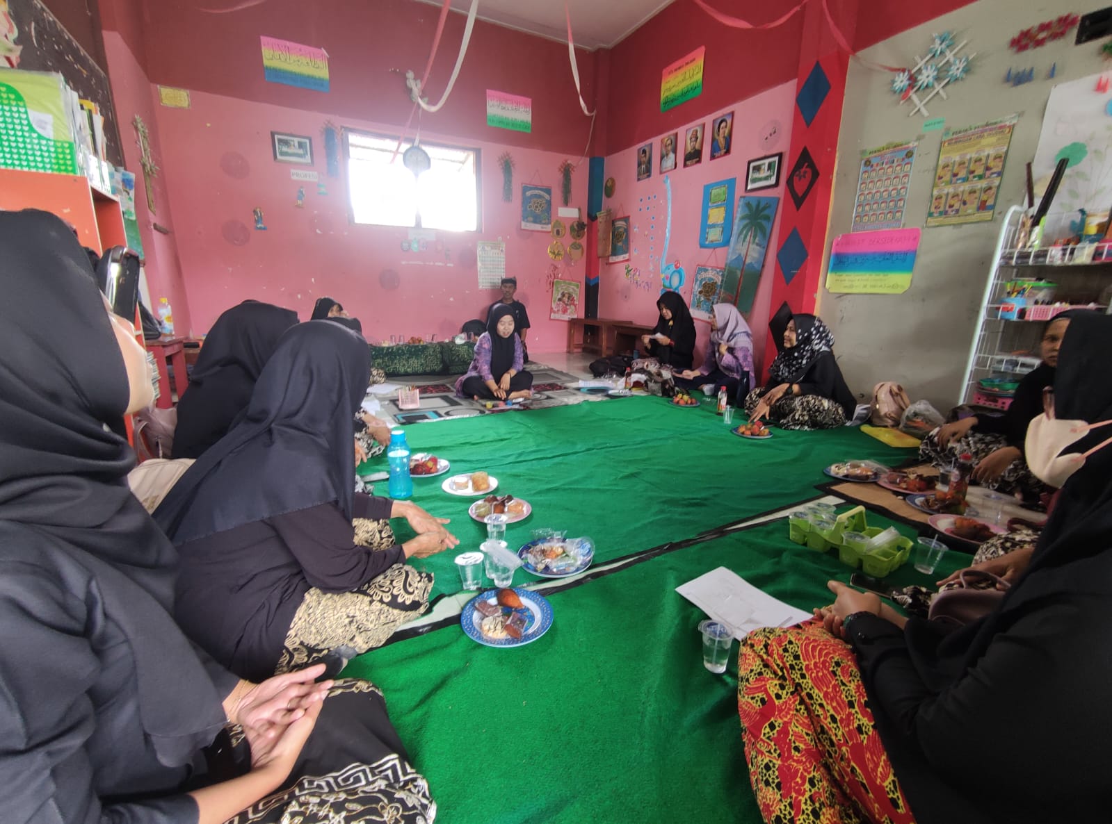 SALING BELAJAR : Pertemuan rutin IGTKI Kecamatan Giri untuk peningkatan mutu serta persiapan mengikuti Lomba Kolas Koran