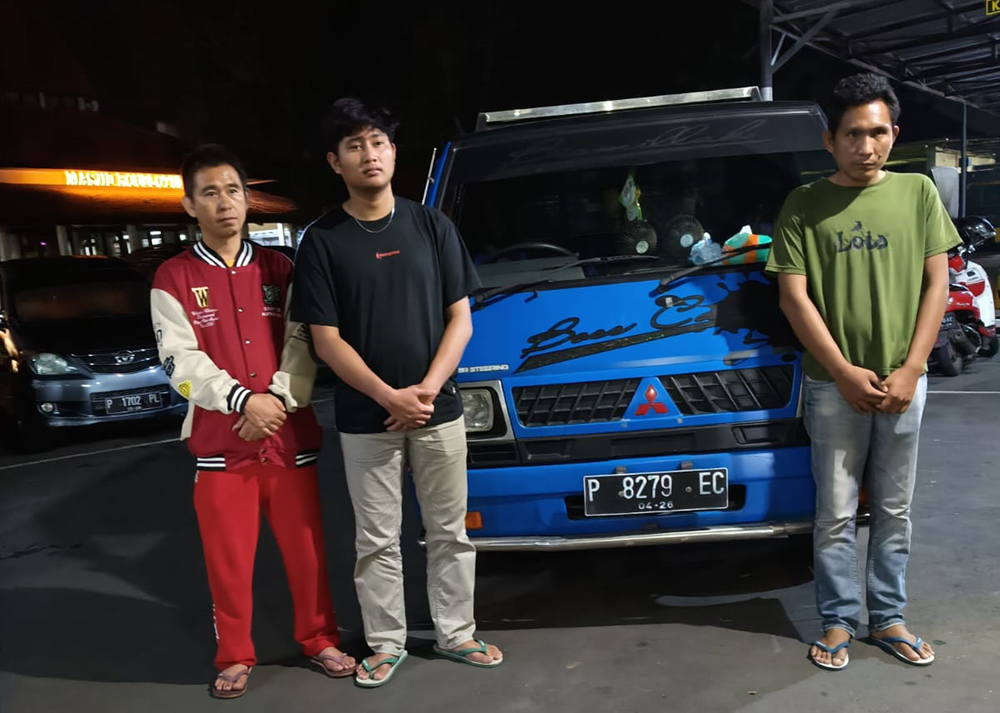 BERAKHIR DAMAI: Tiga pelaku kekerasan dan perusakan mobil wisatawan asal Batu diamankan di Mapolresta Banyuwangi, Kamis (30/1).