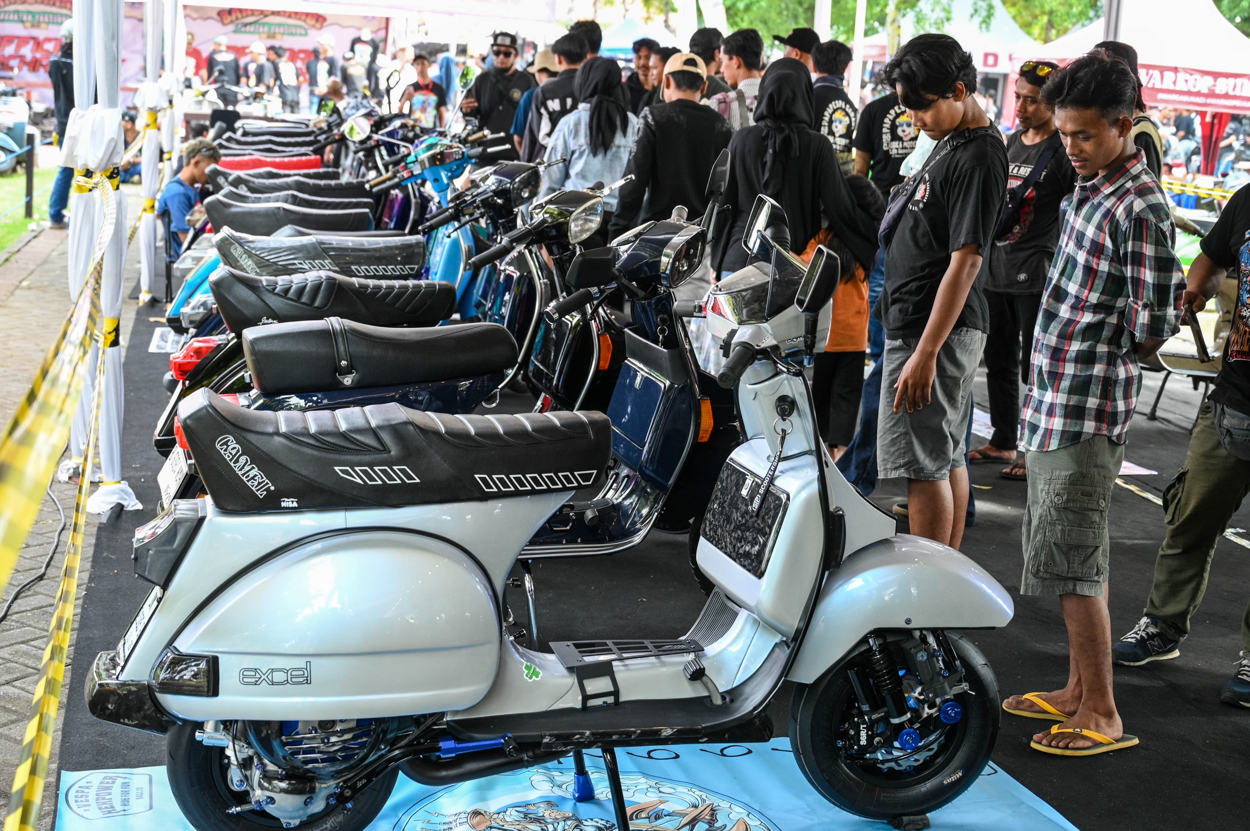 Stand Banyuwangi Scooter Festival 2025 diikuti ribuan peserta se-Indonesia termasuk Perancis, di Marina Pantai Boom Banyuwangi, Sabtu-Minggu (1-2/2).