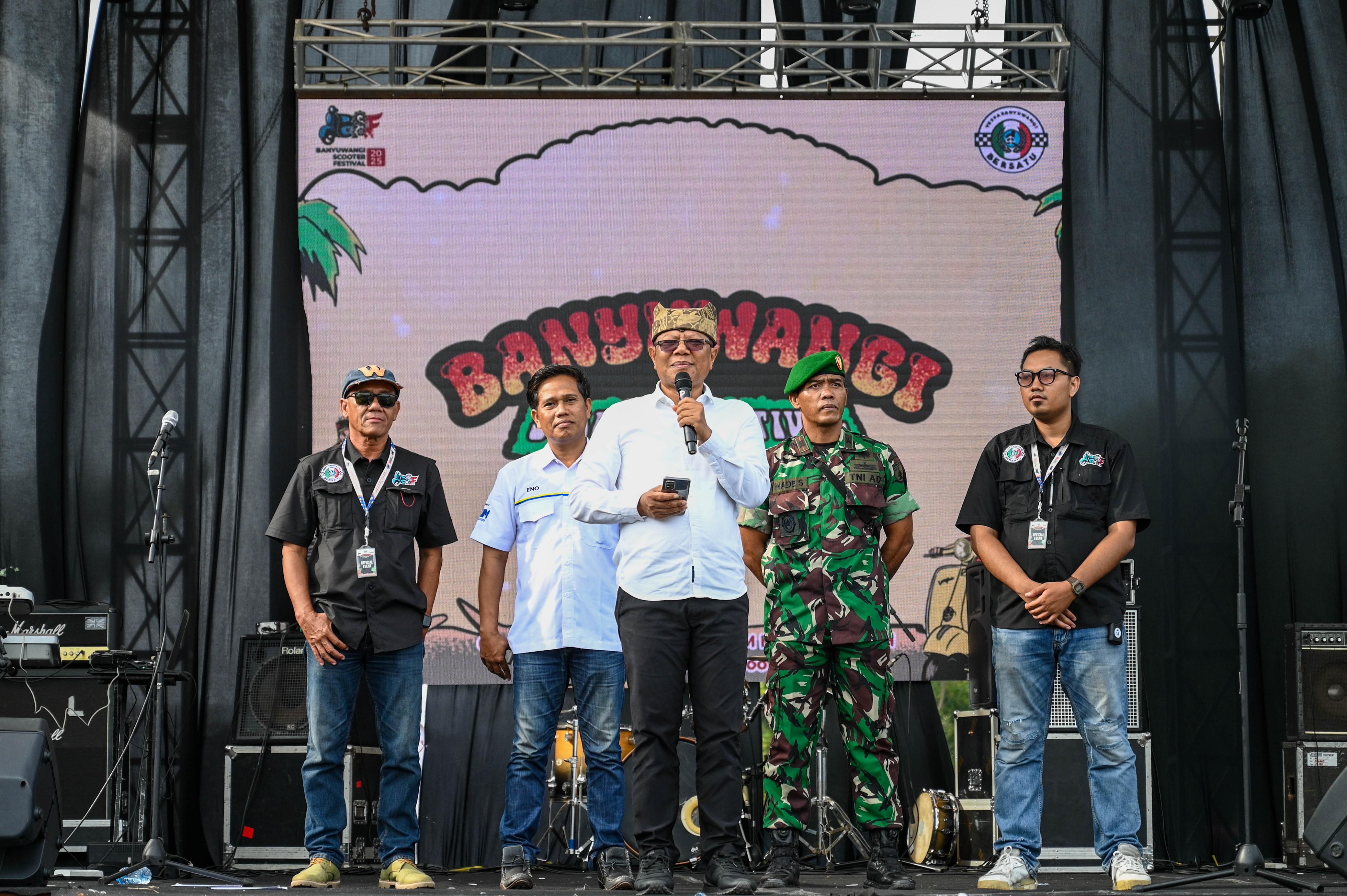 Asisten Perekonomian dan Pembangunan Pemkab Banyuwangi Dwi Yanto bersama perwakilan Kodim 0825 Banyuwangi dan panitia BSF 2025 saat memberikan sambutan, Sabtu (1/2) di Marina Pantai Boom Banyuwangi.