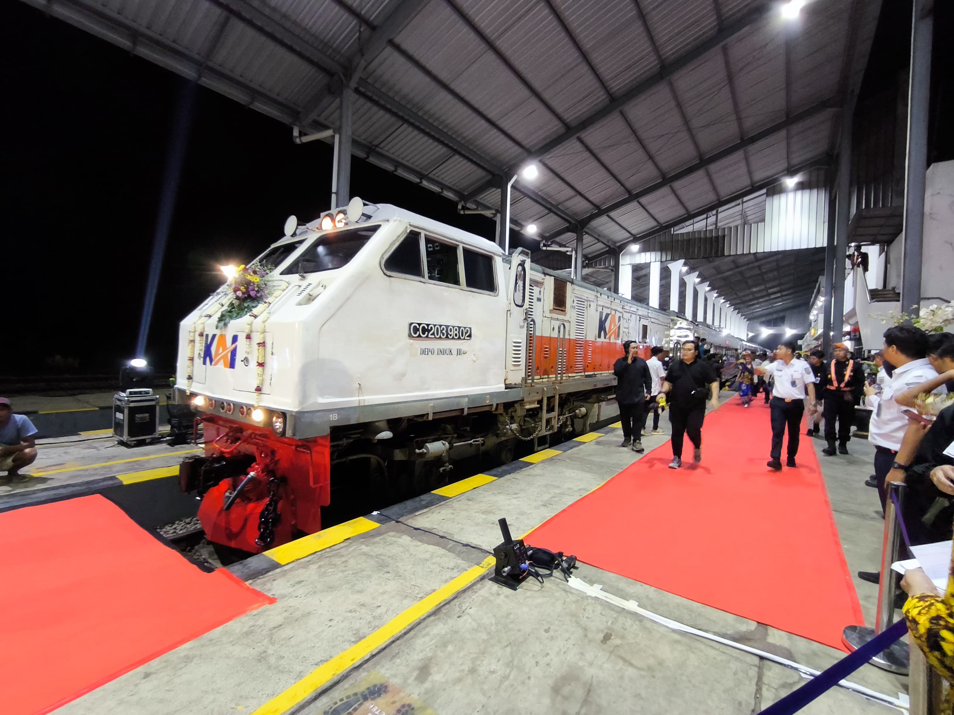 Permintaan penumpang lintas Banyuwangi-Malang tinggi melatarbelakangi PT KAI meluncurkan KA Ijen Ekspres pada Sabtu (1/2).
