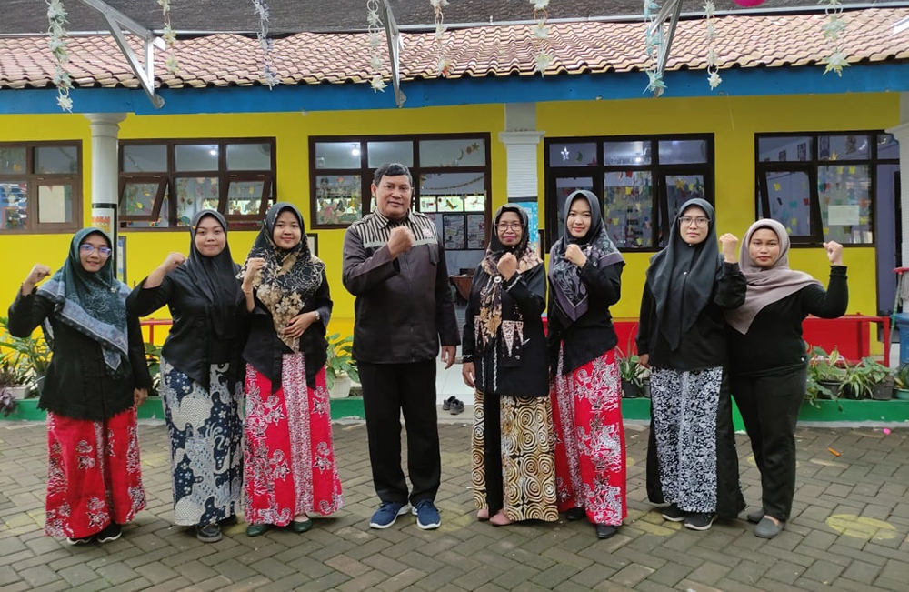 UJUNG UTARA: Tri Puji Lestari (tengah) bersama tenaga pendidik TK Tunas Kencana Sumberkencono, Kecamatan Wongsorejo, siap berpartisipasi dalam Lomba Kolase Koran.