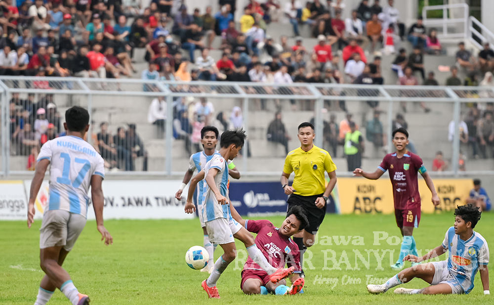 KENA TEKEL: Pemain Persenga Muhamad Nurngaini menjatuhkan gelandang Persewangi Ahmad Duwaidar dalam laga 16 besar di Stadion Diponegoro, Jumat (31/1).