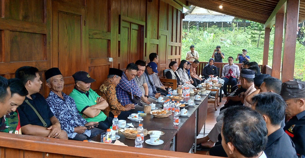 Pemdes Kampunganyar, warga, perwakilan Perkebunan Kalibendo, dan seluruh anggota Komisi IV DPRD Banyuwangi melakukan pertemuan di Agro Wisata Tamansuruh, Kamis (30/1).