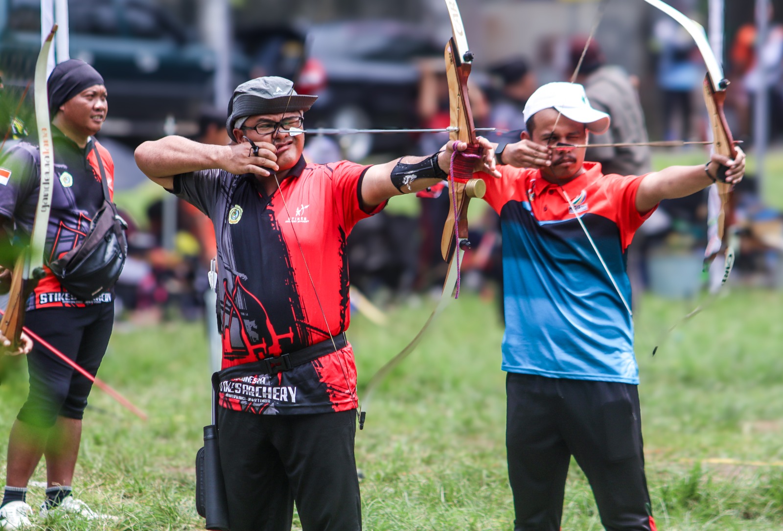Atlet muda panahan Banyuwangi membidik sasaran dalam  Kejurkab Panahan Banyuwangi 2025 di Lapangan Samudera, Dusun Darungan, Desa Tegalarum, Kecamatan Sempu pada Sabtu (1/2).