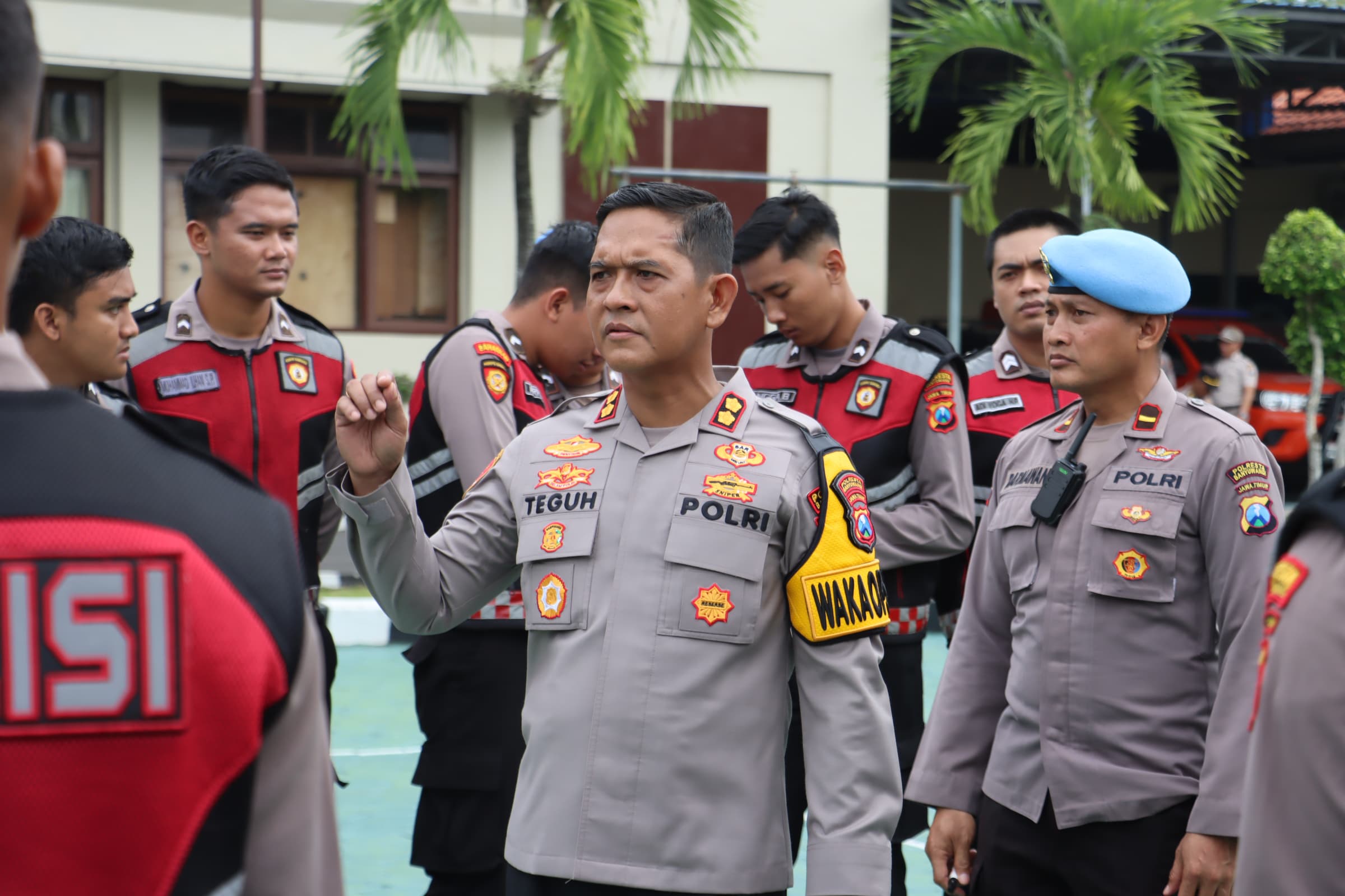 Wakapolresta Banyuwangi AKBP Teguh Priyo Wasono, S.I.K., memberikan arahan kepada seluruh personel dalam apel pagi di Mapolresta Banyuwangi, Senin (3/2/2025).
