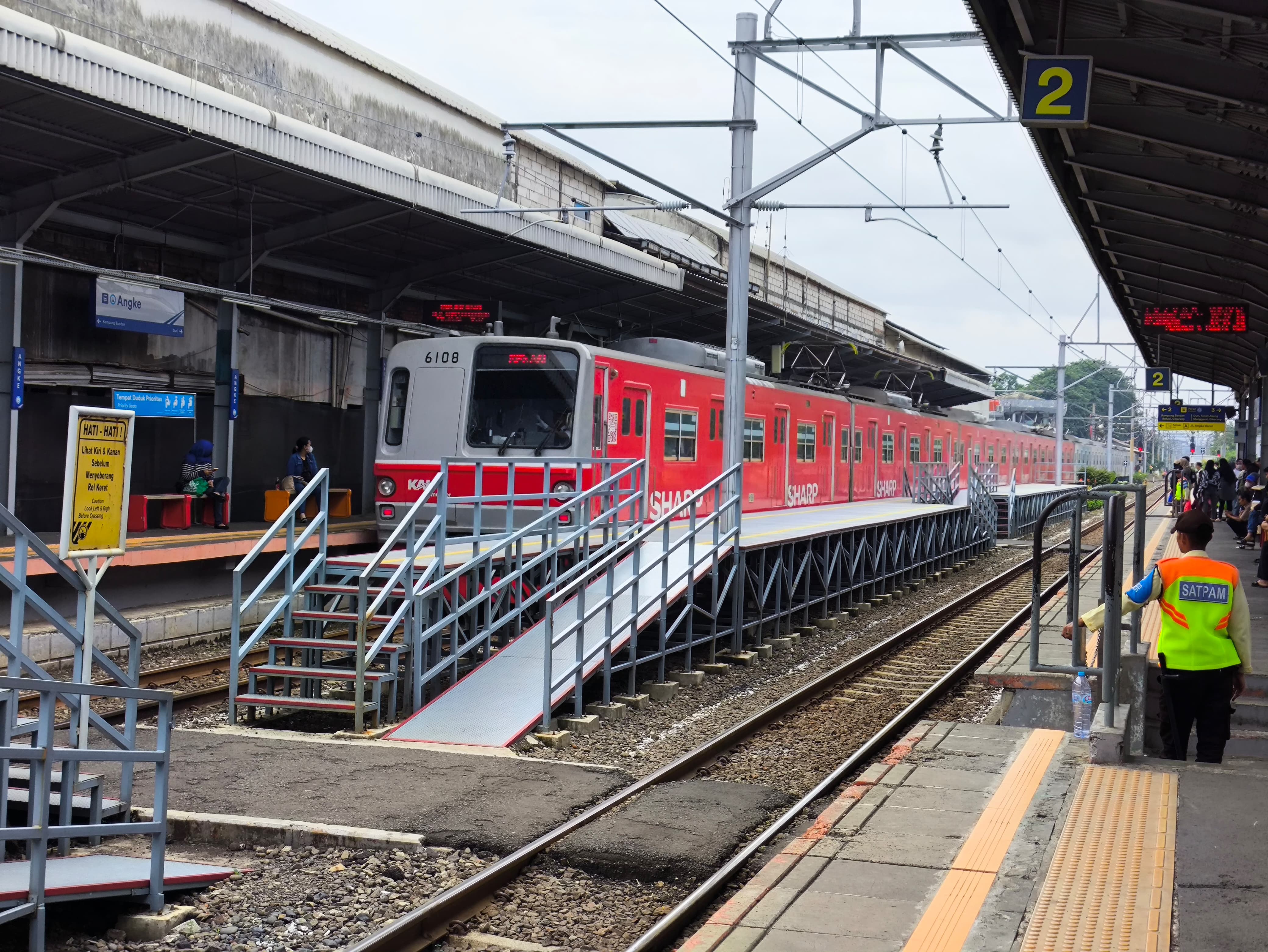 KRL Commuter Line Jalur Cikarang di berhenti di Stasiun Angke, Jakarta.