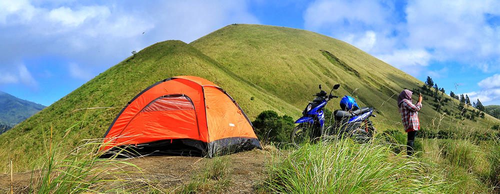 DOME: Kemah konvensional di Kawah Wurung Bondowoso ini, masih butuh tantangan membawa banyak peralatan sendiri.