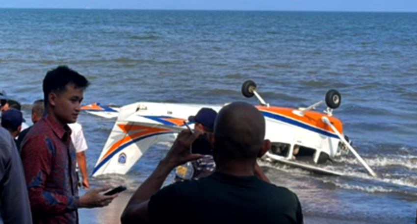 JATUH: Kondisi pesawat latih Cessna yang ditumpangi instruktur dan taruna Akademi Pilot Indonesia (API) Banyuwangi sesaat setelah jatuh di Pantai Gumuk Kantong, Kecamatan Muncar, 4 Februari 2025.